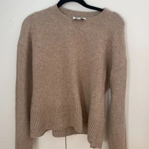 Stickad tröja Other stories - Superfin stickad tröja ifrån Other stories. Den är i storlek xs och är en superfin beige/sandfärgad färg. Säljer då den inte används. Som ny skick. 