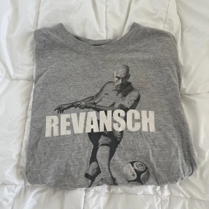 Oversized tshirt  - Oversized tshirt köp från en annan på plick. Väl använd men inga anmärkningar. Står ingen storlek men skulle gissa M/L.  Katt finns i hemmet <3 