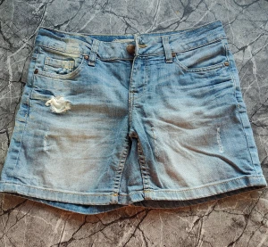 Jeansshorts  - Fint skick. 33 cm i benlängd 