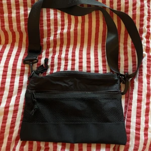 Crossbody bag - Svart crossbody bag. I nyskick! Praktisk med fler fack.