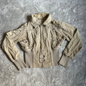 Vintage beige pilot jacka cropped - En skön vintage beige cropped pilot jacka i bra skick. Kolla gärna in min profil för mer kläder😇 pris kan alltid diskuteras. GRATIS FRAKT(2 veckor från 21 augusti).