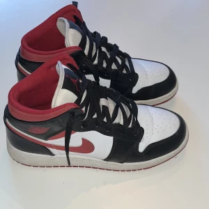 Jordan 1 ”gym red” mid  - Säljer dessa då de aldrig kommer till användning. De är äkta. Köpte dessa från merchsweden för 3200. Pris går att diskuteras. De är jätte lite creasade ifram, annars i super skick. Använda några fåtal gånger. De är i storlek 39. Har dock ingen box.