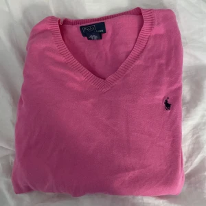 Rosa ralph lauren tröja - Vill kolla minsta lilla intresse för denna fina tjocktröja. Strl XL 18-20 i barnstorlek så storleken är S. Se bild tre för ett litet hål längst ner💕 Frakt tillkommer Lägg gärna bud🤗 Köp o få me en grej från caia