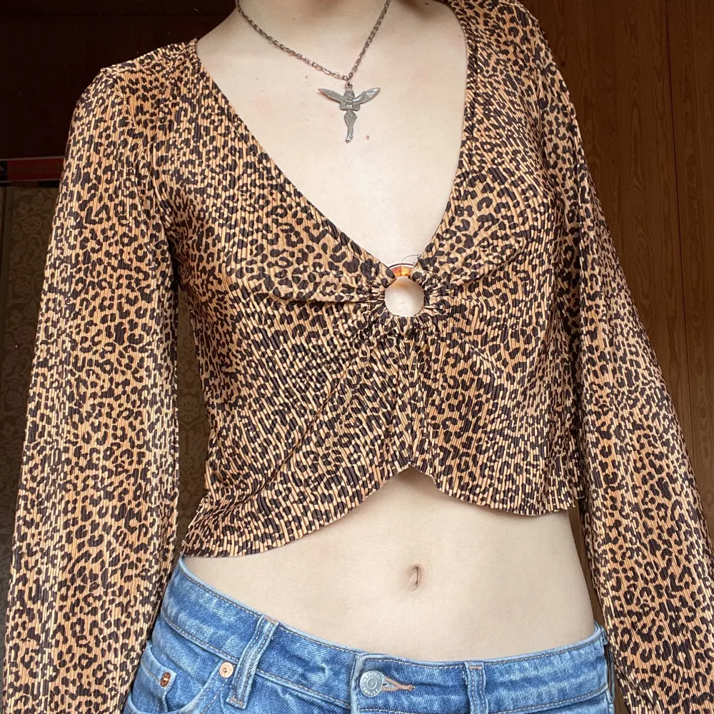 Leopardmönstrad v-ringad topp från Urban Outfitters! 🐆🐆🐆💋. Toppar.