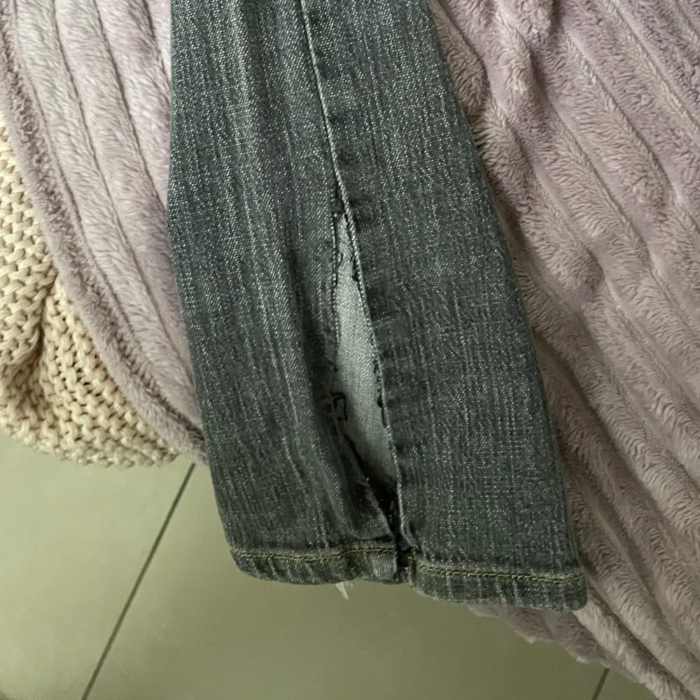 Säljer ett par lågmidjade straight jeans som är gråa. Har inte använt dem. Säljer då jag inte har någon användning av dem. Köpte dem här på plick innan. Skicka för mer information eller bilder.💗. Jeans & Byxor.