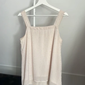 Glittrigt linne  - Säljer detta supergulliga glittriga linne då det inte kommer tilll användning. Köpt secondhand men är från ichi. Linnet är i superbra skick!💓