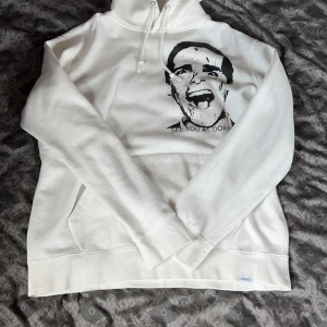 American psycho hoodie - egengjortt tryck på en pull and bear hoodie, går att tvätta normalt. Passar storlek L