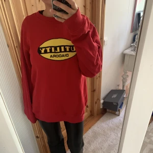 Vintage sweatshirt  - Vintage sweatshirt Utility köpt på Humana sthlm i storlek XL. Är vanligtvis en S och denna sitter oversize på mig. Inga defekter och känns som ny! Hör av er vid frågor💖