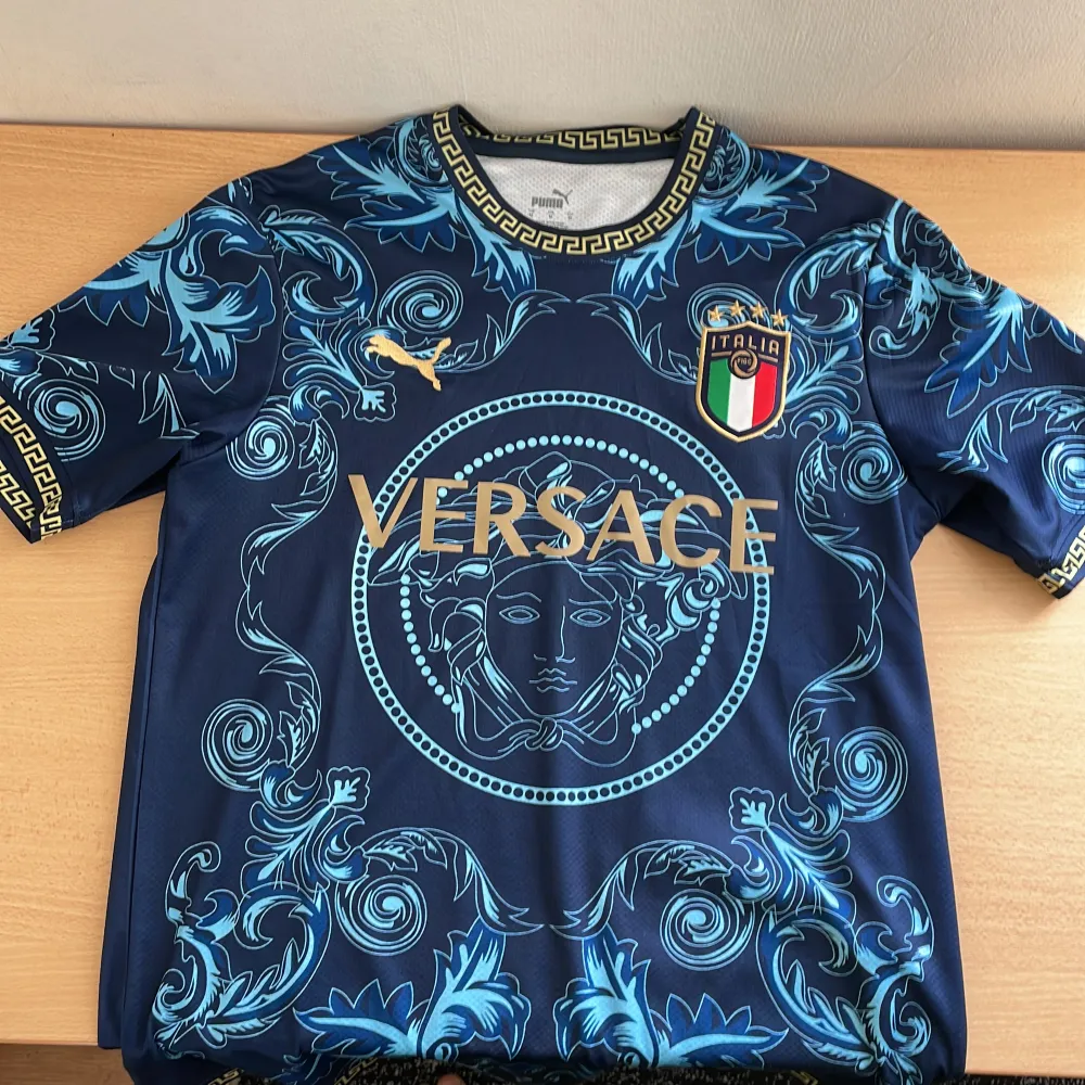 Säljer min Versace fotbollströja som jag knappt använt, skick 10/10. Pris kan diskuteras.. T-shirts.