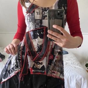 Längre tröja med tryck - Jättecool längre tröja från Zobré, tryck både bak och fram. Längden på tröjan är ojämn vilket ger en snygg form. Fint skick men finns tecken på användning, 