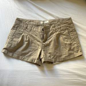 Säljer dessa shorts i cargo liknande material, storlek 34 (Större i storleken så 36 och kanske 38) Inga defekter❤️