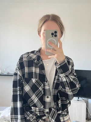 Rutig flanell kjorta - Som ny som inte kommer till användning. Mjukt och skönt meterial som både går att knyta men också ha att dra över när de blir lite kyligt.