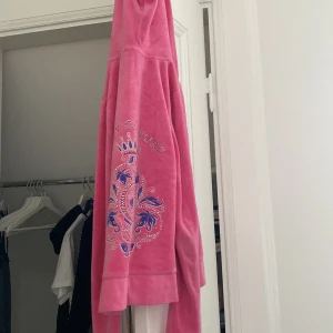 Juicy couture Hoodie  - En rosa juicy couture Hoodie i storlek M men sitter som S. 🩷
