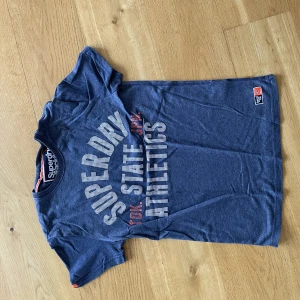 Superdry T-shirt  - Fin mörkblå Superdry T-shirt i väldigt bra skick