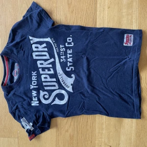 Superdry T-shirt - Mörkblå Superdry T-shirt i väldigt bra skick