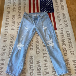 Levi’s 501 - Jätte fina Lewis 501or i in precis ny skick. Fåtal fläckar på byxorna nere vid hällarna!