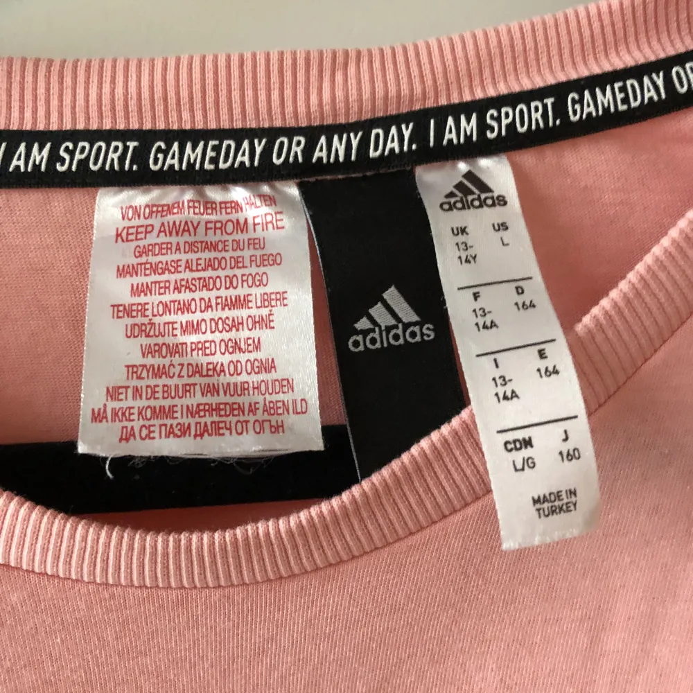 Säljer denna rosa t-shortsen som aldrig är använd och är nyskick, hör av dig för fler bilder och information. T-shirts.