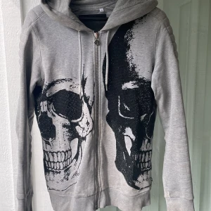 Philipp plein hoodie - Riktig sjuk plein hoodie nypris  8000 kr sparsamt använd skick 8/10  tar emot alla olika prisförslag 