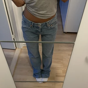 Low waist straightjeans  - Säljer dessa jätte fina low waist straightjeans ljus blåa då de inte riktigt passar 🫶🏻jätte fint skick!