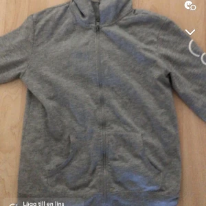 Calvin Klein  - Denna koftan älskar jag jätte mycket. Den är värt 160kr!! Äkta märke helt grå kofta i ena armen står de Calvin Klein. Jag säljer den för att jag behöver pengar just nu. Kan diskutera priset oxå🩶🩶