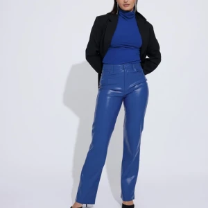 Blå fejk skinnbyxor - Helt oanvänd fejk skinnbyxor. Aldrig använda då dem är alldeles för långa på mig som är 160cm. Sitter dock otroligt snyggt på