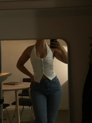 Trendig vit väst - Vit väst från prettylittlething. Aldrig använd, inte min stil. Storlek 34. 