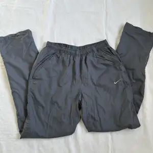 Långa gråa Nike byxor, storlek S/M, unisex
