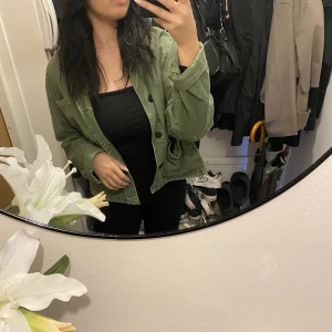 Kort jacka - Stor favorit som tyvärr inte kommer till användning längre, militärgrön och sitter perfekt oversize, köpare står för frakt 📦 