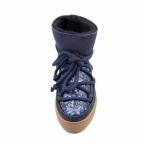 Inuikii skor - Säljer dessa mörkblå glittriga skor från Inuikii. Köpta på Plick förra vintern för 1500 men knappt använda. I fint skick. Skriv för egna bilder ❤️❤️