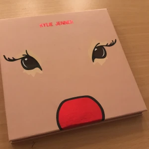 Ögonskuggspallet  - Jätte fin oanvänd ögonskuggspallet från Kylie jenner  i ny skick,