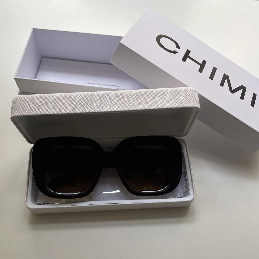 Ett par helt nya Chimi solglasögon i modellen 10 brown.  Ligger i boxen och allt tillbehör ingår.  Dom är helt slutsålda och modellen har utgått, så dom går inte längre att få tag på ❣️skriv om ni har frågor ❣️. Accessoarer.