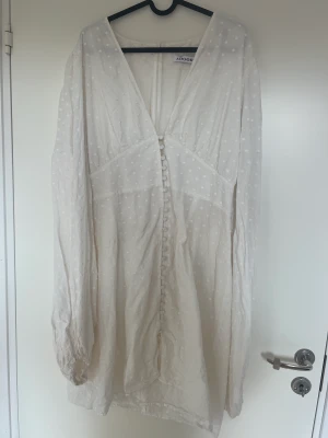 Fin klänning från adoore - Köpte förra sommaren en klänning från adoore, endast använd vid ett tillfälle.  Skulle påstå att deras storlekar är väldigt små i storlek.   Tyvärr har en knapp längst ner åkt av vid första användning, men den är självklart sparad så går går att sätta på!