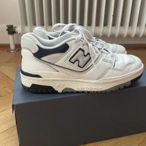 New Balance 550 - Säljer mina absoluta favoritskor, dessa snygga New Balance 550. De är använda men i mycket bra skick. Inköpta för ett år sedan från SNS (sneakersnstuff). Kommer i sin kartong 🩵