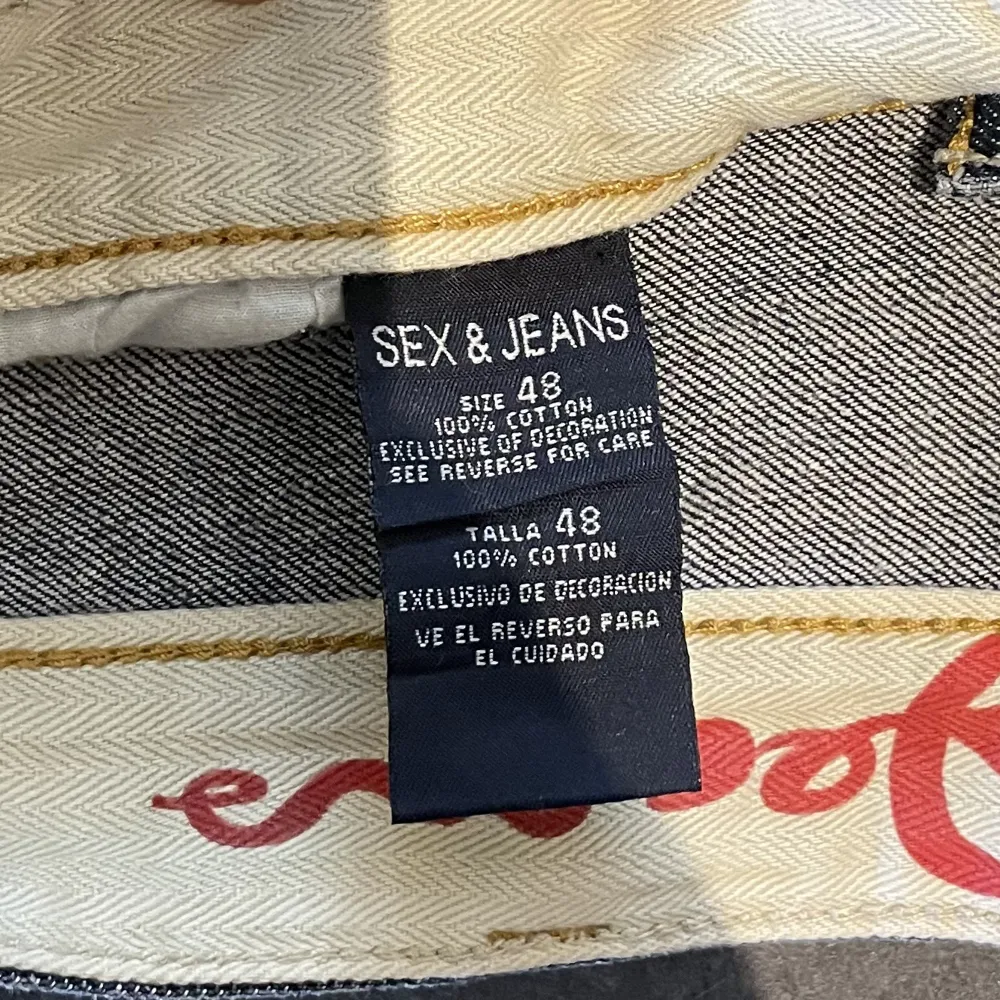 Köpte dessa par snygga jeans för några år sedan i en vintage butik. Sitter mycket snyggt.  Byxorna sitter straight med lite mer baggy nertill. Waist: 32, Lenght: 30  Om ni har fler frågor eller vill ha bilder, tveka inte att skriva. Svarar inom 24h :) . Jeans & Byxor.