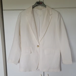 Vit kavaj  - Vit kavaj från H&M i storlek S. Nyskick, endast använd en gång. Längden är 77 cm. Armlängd från armhålan är 43 cm. 