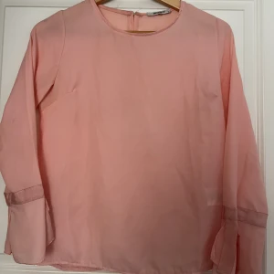 Blus - Rosa blus från Ullared. Strl S men passar även större, dock inte så stretchig i ärmarna.  Hör gärna av er för fler bilder 😊 Pris kan diskuteras. Köparen står för frakt. 