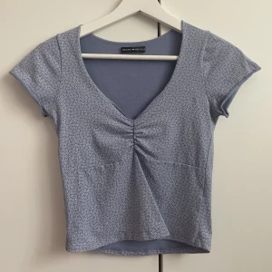 T-shirt - Blommig t-shirt från Brandy Melville