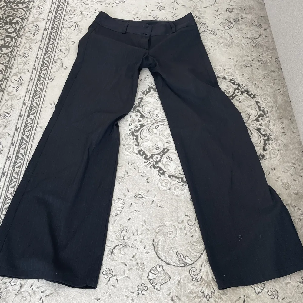 Kostymbyxor från United Colours of Benetton. Byxorna är svarta med mörkblå ränder🫶 Tidigare köpta secondhand men är i bra skick💕. Jeans & Byxor.