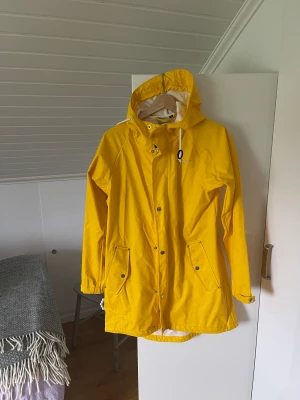 Gul regnkappa - Fint skick. Storlek 36