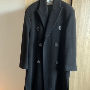 Rock/kappa från Acne Studios. S 36  - Underbar höst/vinter-rock i ull från Acne Studios. Dubbelknäppt med rejäla fickor. Normal till något oversize i passformen. Använd men i bra skick med mycket kvar att ge :) 