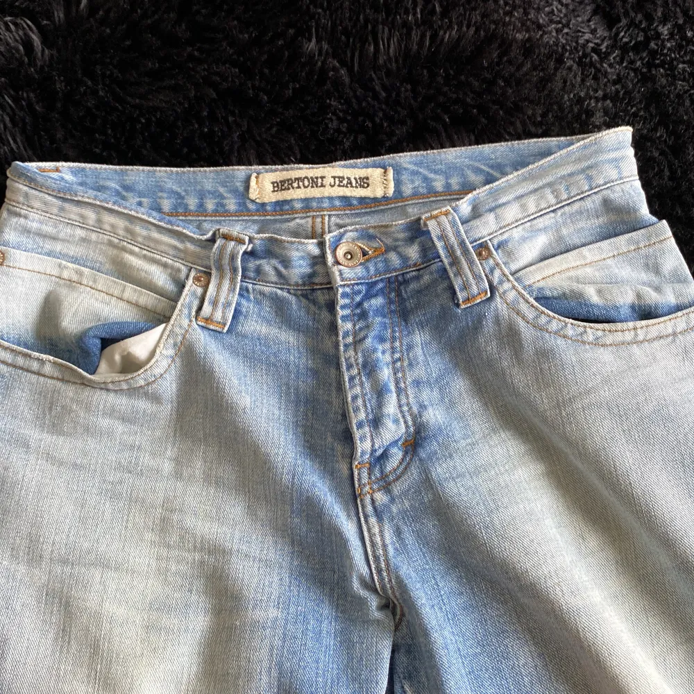 Lågmidjade ljusblåa jeans med bootcut/flare storlek ”size 32, lenght 34”. Jeans & Byxor.