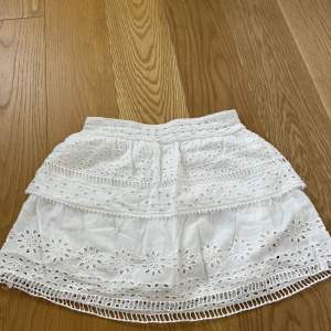 Suuupersnygg vit kjol från Zara. Använd endast en gång och har syns inte att den har används. Lite småtrådar som sticker ut på sidan men inget som man tänker på (blir billigare p.g av det förstås). Helt perfekt till sommaren och i värmen. Kan mötas upp!🥰