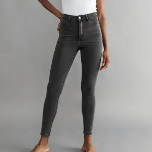 Jeans från Ginatricot Molly high waist jeans, dark grey (xs) Går att få mina egna bilder om så önskas! 💗