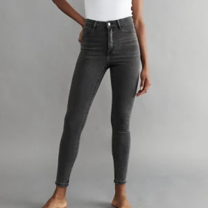Molly jeans - Jeans från Ginatricot Molly high waist jeans, dark grey (xs) Går att få mina egna bilder om så önskas! 💗
