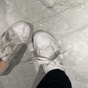 Skor  - Vita snygga basic skor från pull&bear! Knappt använda ☺️