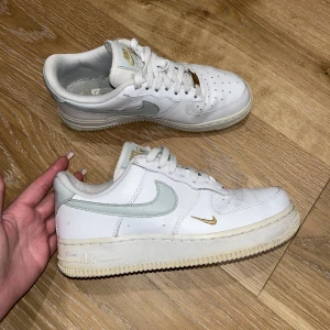 Nike Air Force 1 - Sulan är lite gul, går nog att ta bort. Finns flera youtube videos som visar hur man gör, lite trasiga inuti där hälen är.   Köptes för 1300 