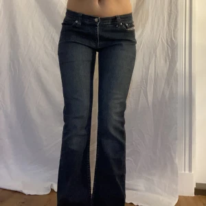 Lågmidjade skitsnygga jeans  - Midjemått-  38cm  (rätt över)  Inerbenslängd -77 cm  Jag är 170 på bilderna! Inga defekter!  Du kan använda KÖP NU💕 