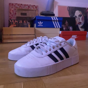 Adidas Sneakers - Vita adidas sneakers i skinn. Väldigt fräsha använda vid några tillfällen. 