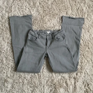 Jeans - Mida-35 tvärs över men dem är väldigt strechiga, ytterbenslängd-97cm