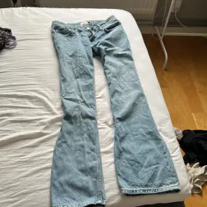 säljer ett par lågmidjade jeans från lager 157. storlek xs och superfint skick. nästan aldrig använda